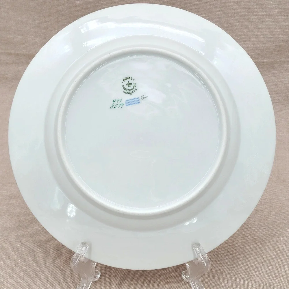 One (1) Royal Copenhagen 'Henriette' 10.25 Inch Dinner Plate #444-8549 READ